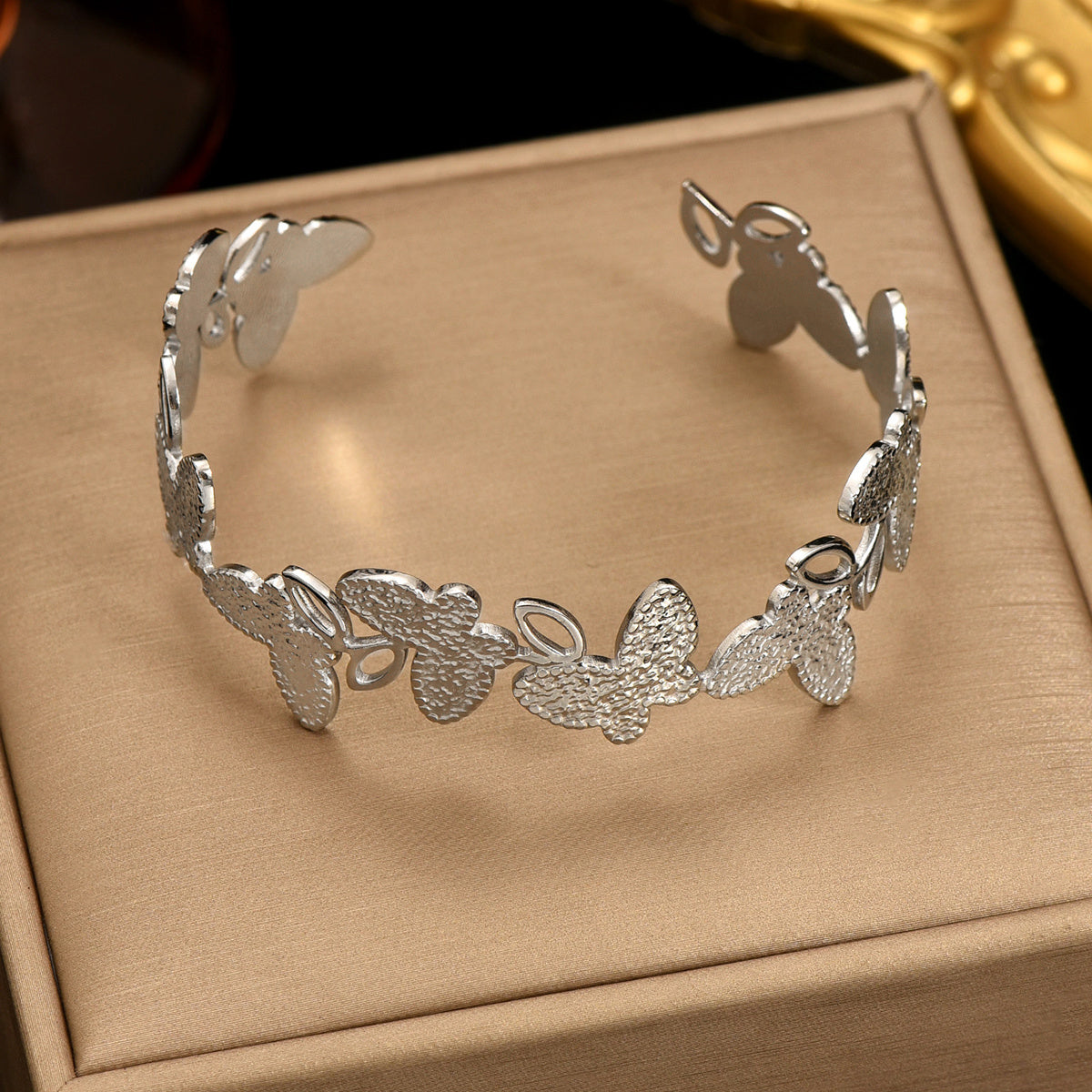 Glimissy Platinum-Plated Petal Bangle – Carved Elegance
